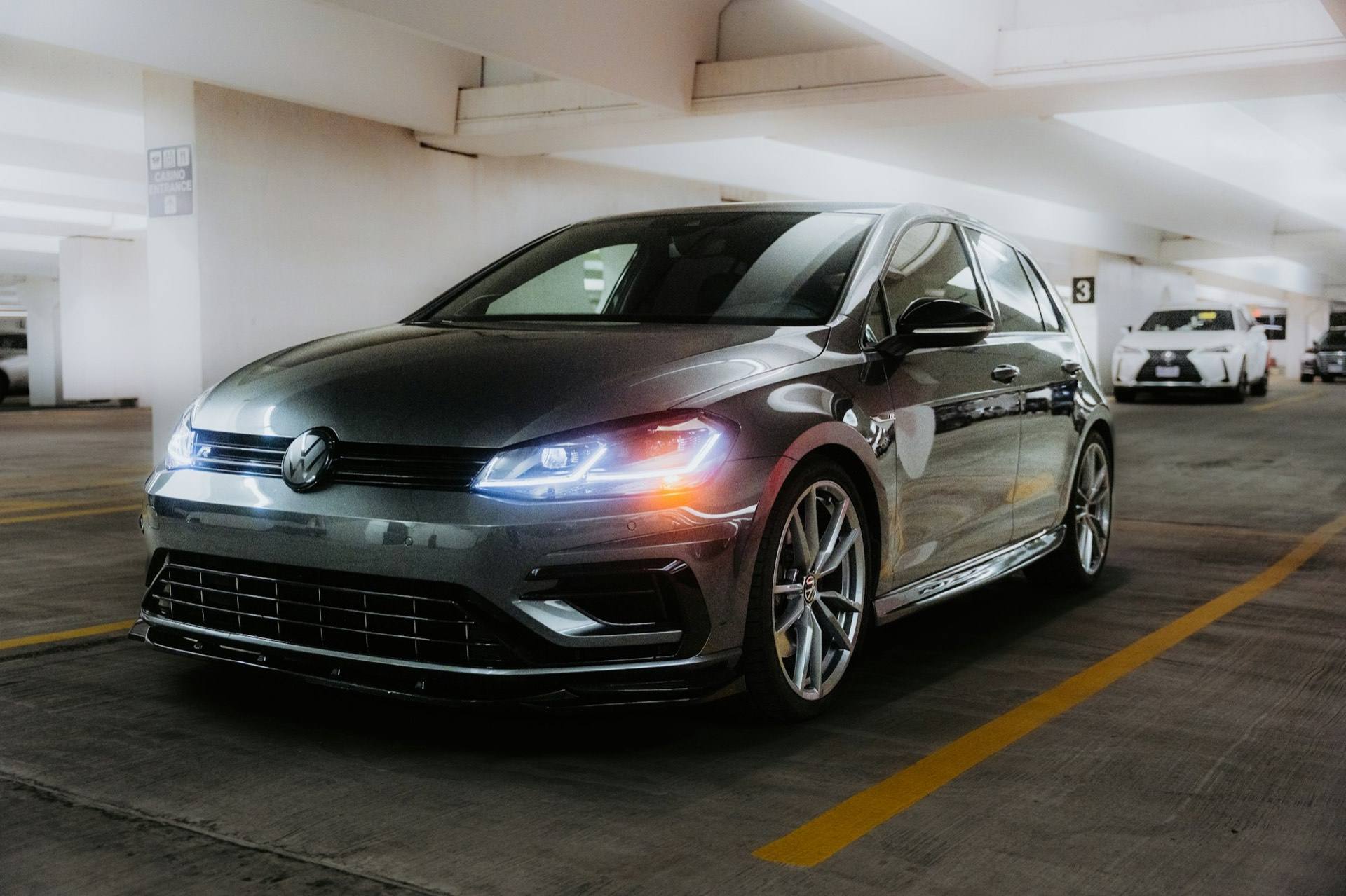 VW Golf in einer Garage